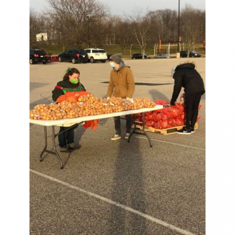 People packing food for distribution 